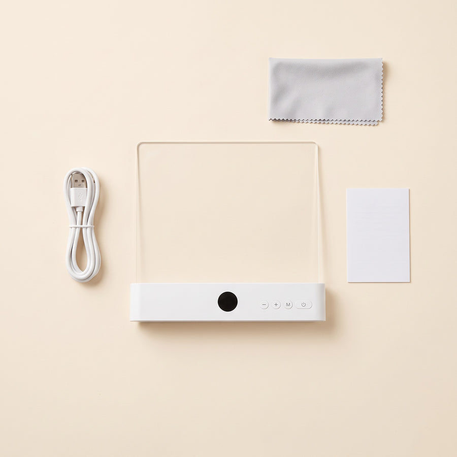 What's in the box: reading light, USB cable, cleaning cloth and manual